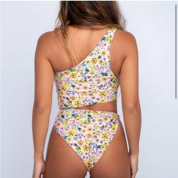 Skatie Nicole one piece - Picture 2 of 6